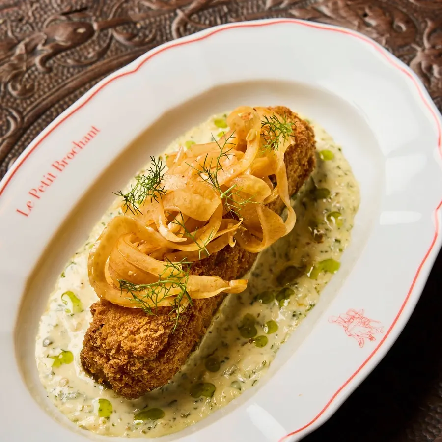 Croquette de tête de veau croustillante, sauce gribiche, dans un plat frappé Le Petit Brochant