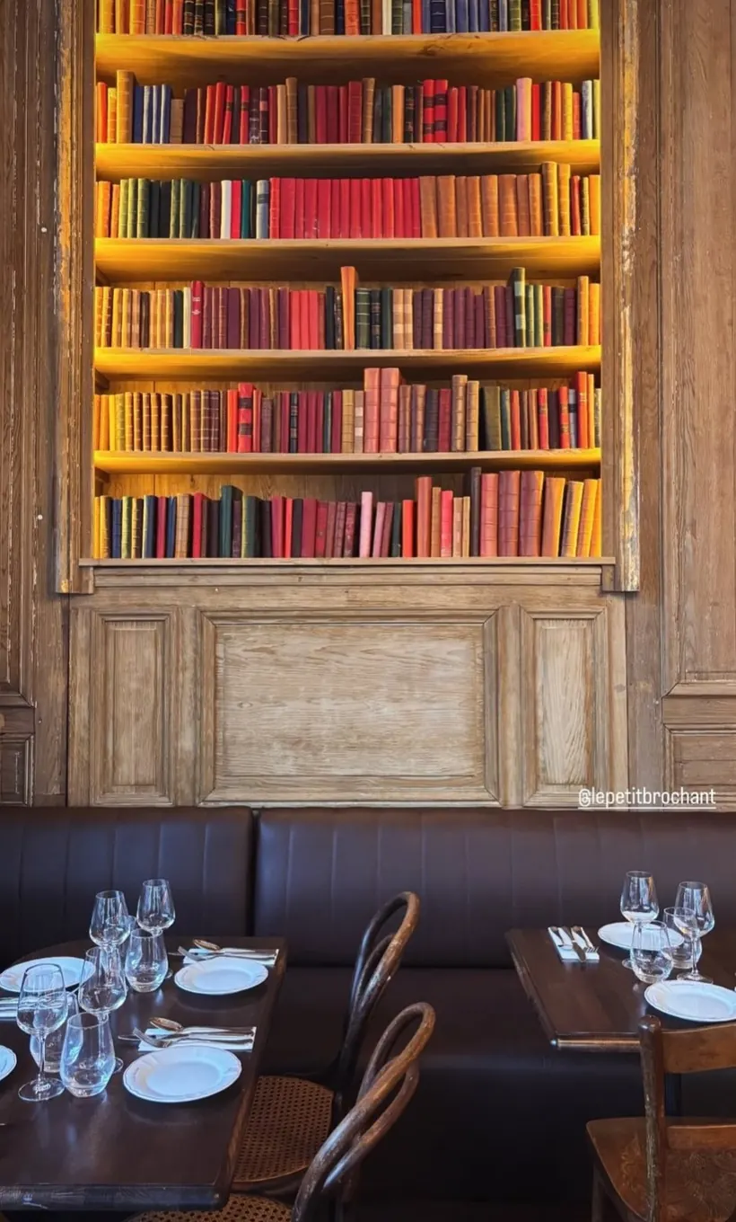 La bibliothèque aux reliures colorées et la banquette dressée du Petit Brochant