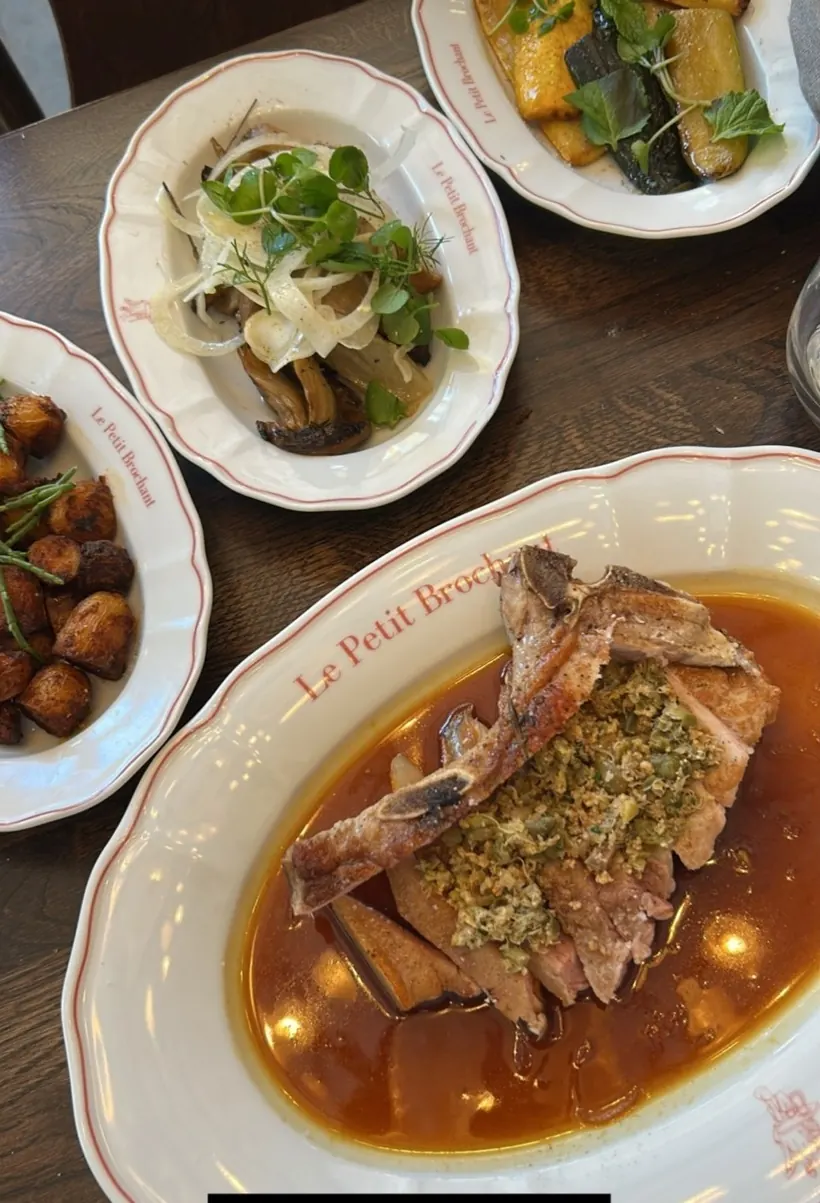 Épaule d'agneau confite servie entière dans un plat ovale au Petit Brochant